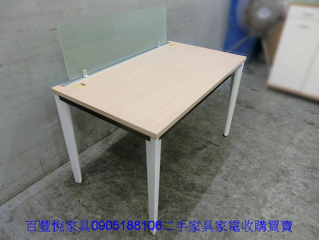 二手 辦公桌 121公分木紋色玻璃檔板辦公桌 電腦桌 洽談桌 2