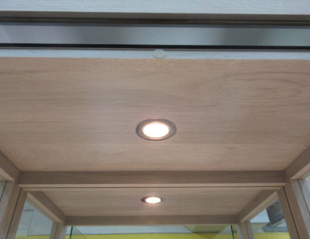 庫存新品出清 白木紋色66公分兩門兩抽玻璃展示櫃 酒櫃 公仔櫃 3